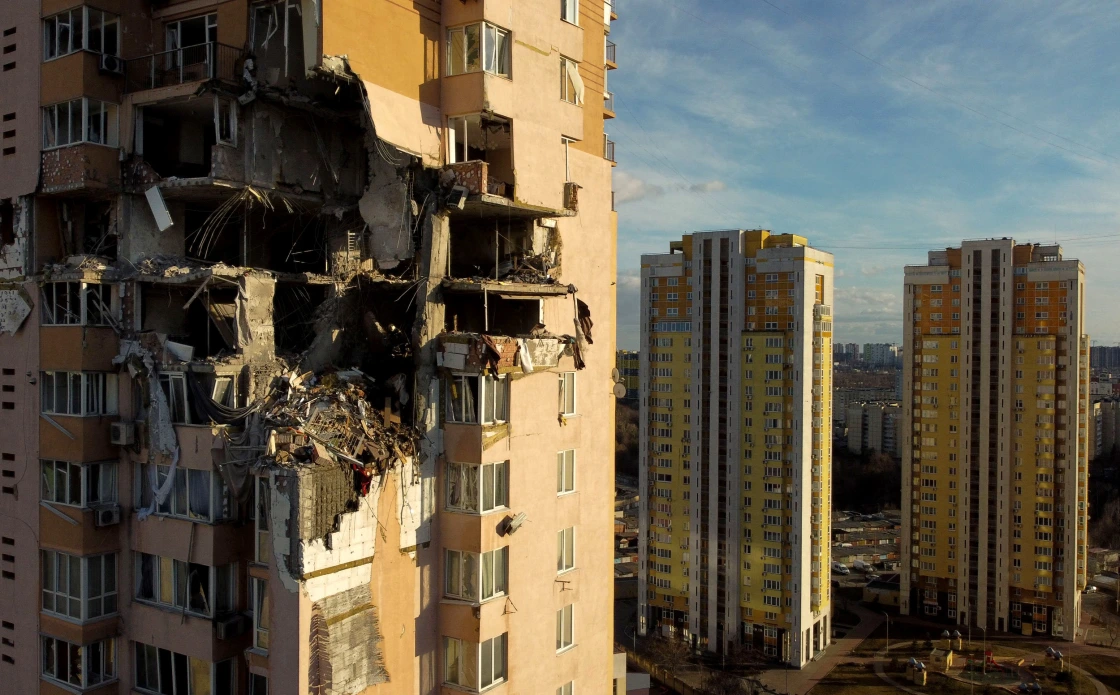 Двое убитых, шестеро раненых после попадания ракеты в многоэтажку в Киеве (NBC).
